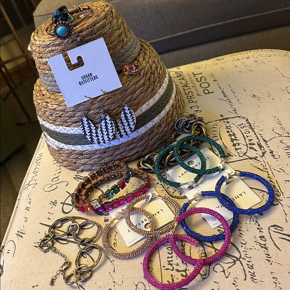Lot of 13 Pieces of Jewelry 5 Earrings 3 Rings 5 Bracelets Chic Vibrant Boho - Picture 3 of 17